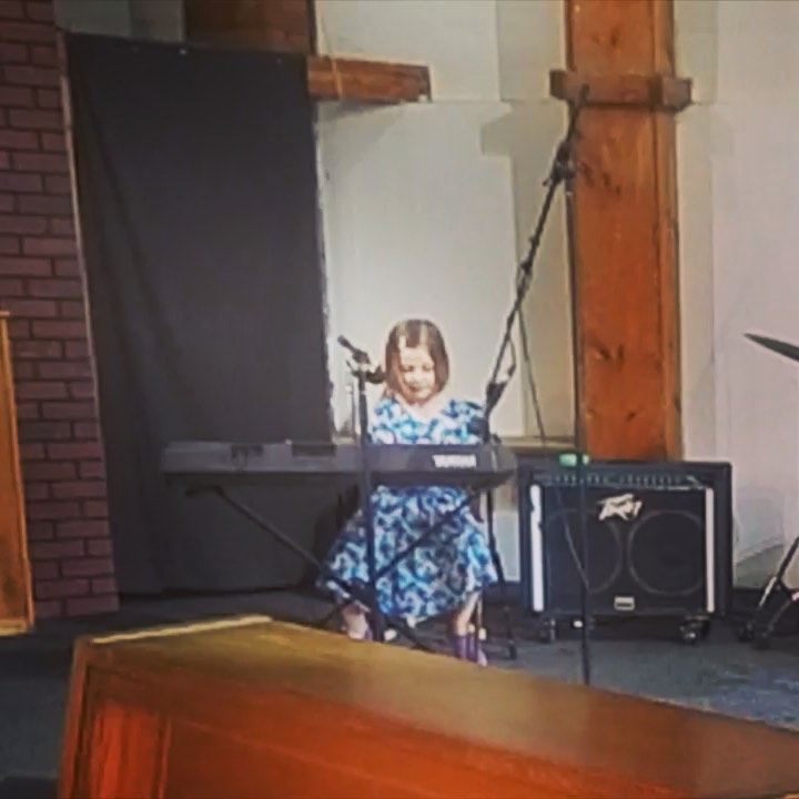 #UMCRedWing piano student Elleanor performed “I See the Light” (Menken, Slater) at our June 12th Live Performance Exhibition. She played piano AND sang! This is a difficult skill to master and we couldn’t be more proud of this little lady! LOVELY!
UMC offers legit, fun, inspiring music education to all ages. Private one-on-one lessons and live performance experience. Our core program provides students the opportunity to gain the life skills of preparation, professional conduct, team work, and pride in accomplishment. Learn more at http://www.universalmusiccenter.com! (Link in bio.)
#musiceducation #liveperformance #performanceexperience #studentmusicians #musiclessons #musicschool #allwelcome #MUSICMATTERS #pianoplayers #pianolessons